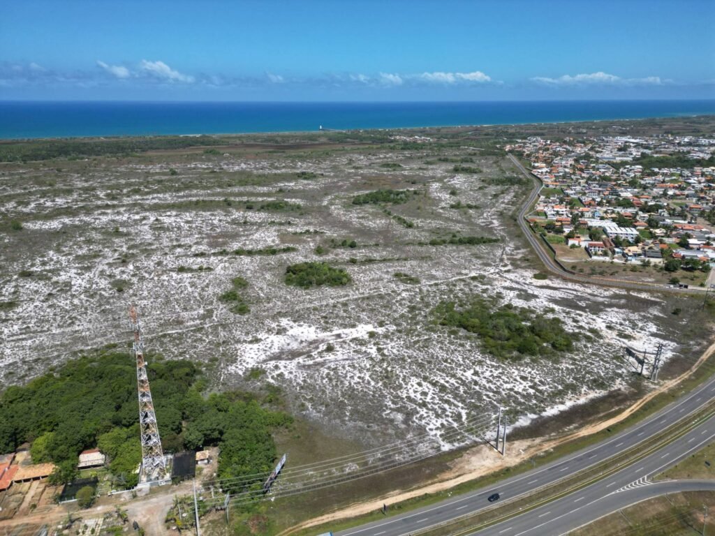 Vista aérea do terreno de 42.475 m² na Estrada do Coco, Camaçari