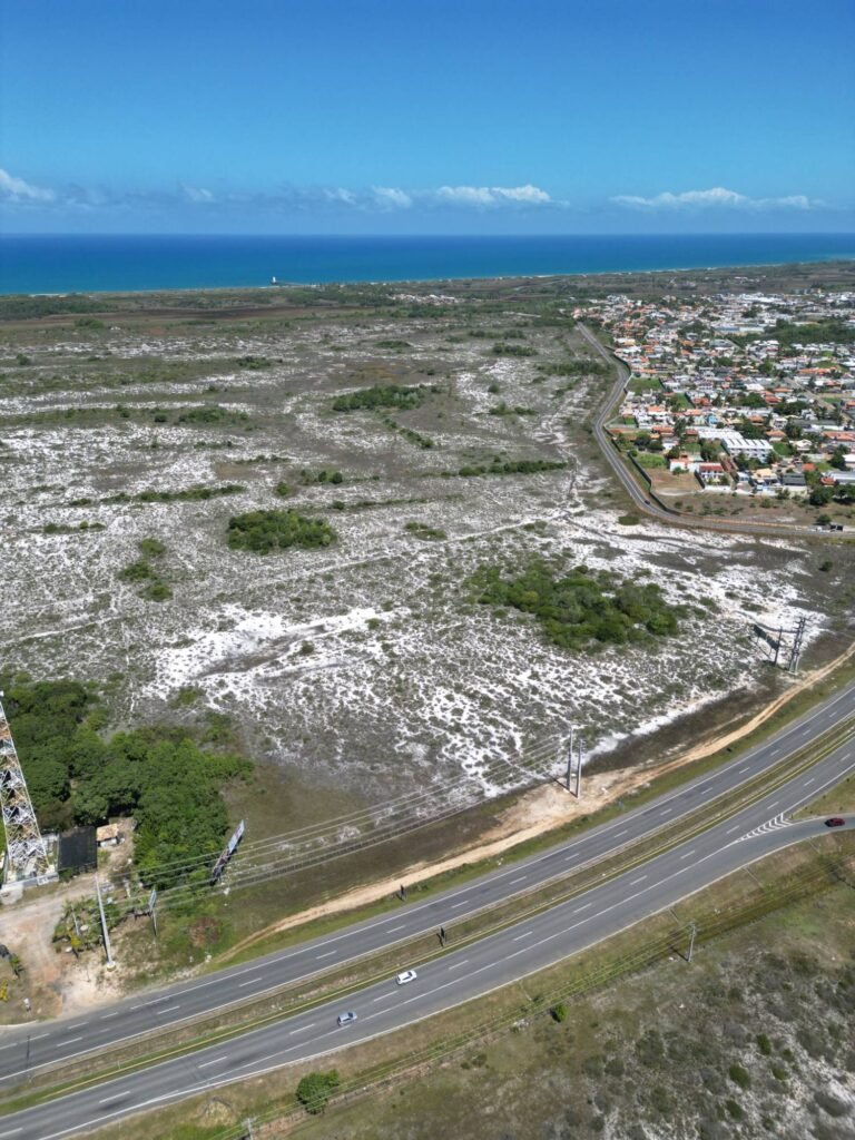 Vista aérea do terreno de 42.475 m² na Estrada do Coco, Camaçari